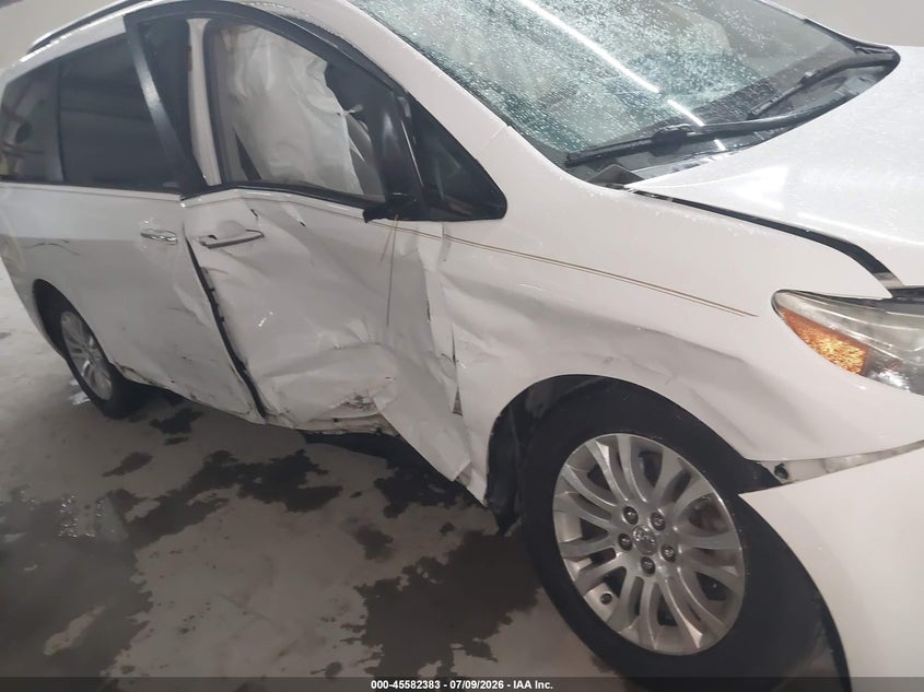 2014 TOYOTA SIENNA auction photo 6