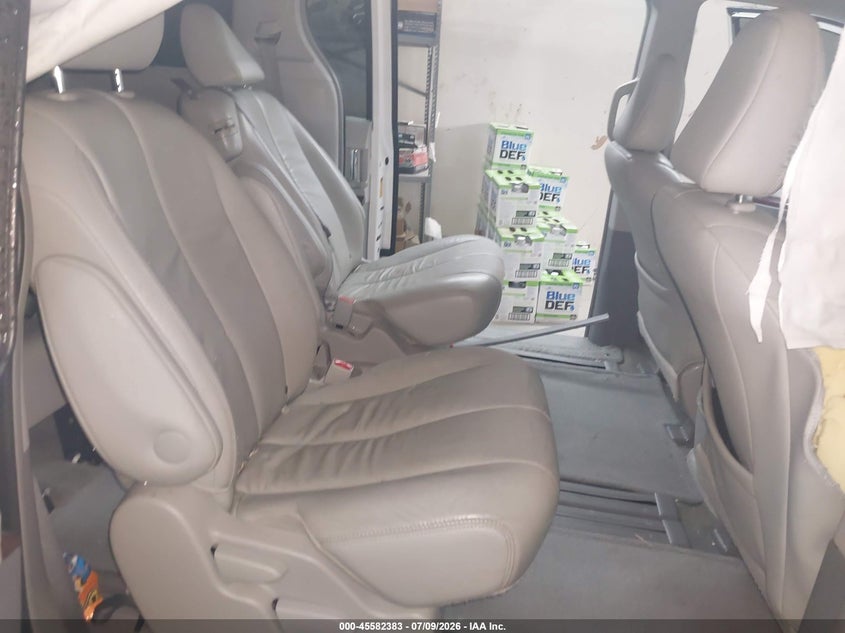 2014 TOYOTA SIENNA auction photo 8