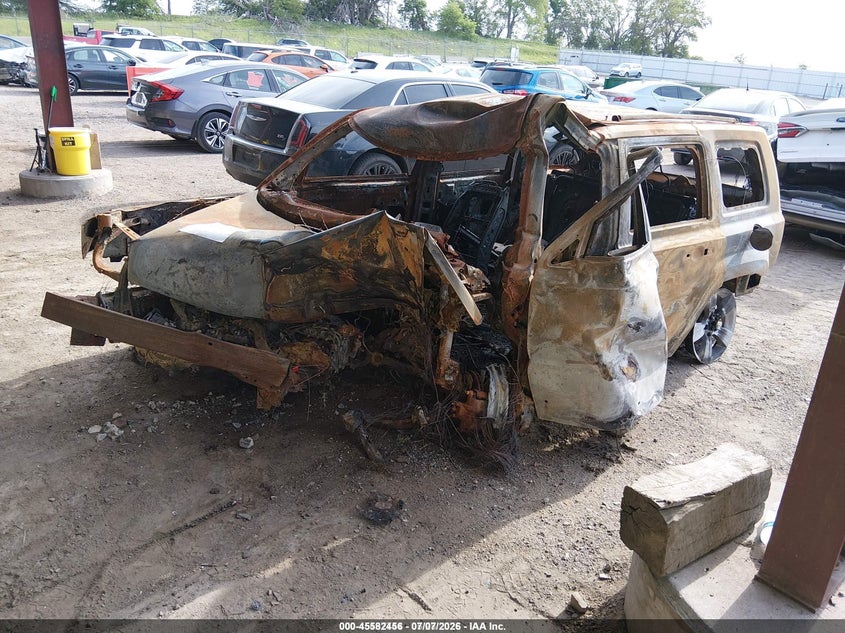 2016 Jeep Patriot Latitude, Повністю згоріле, IAAI, VIN 1C4NJRFB9GD631817 — фото 2