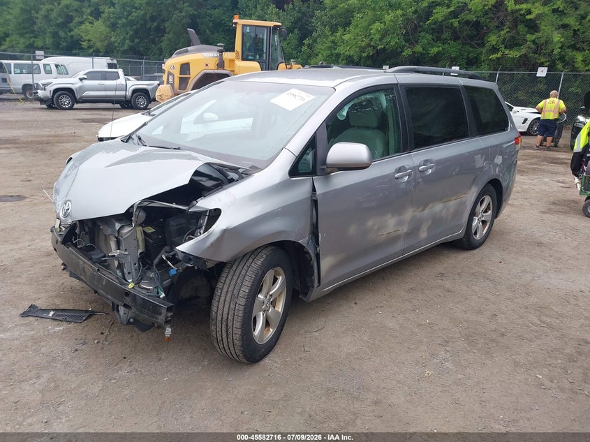 2013 Toyota Sienna, Front End, IAAI, VIN 5TDKK3DC6DS327420 — photo 2