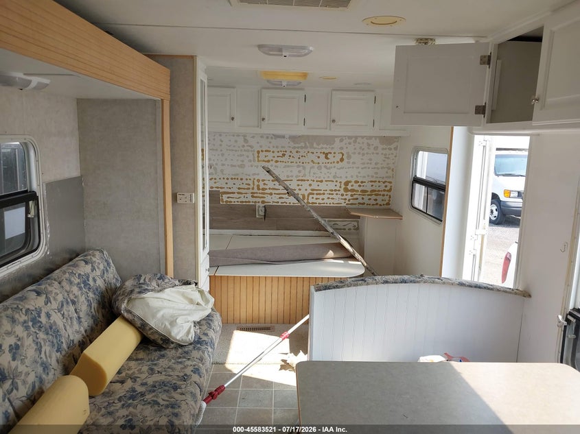2005 R-VISION 28 FT auction photo 8