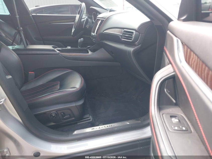 2017 MASERATI LEVANTE auction photo 5