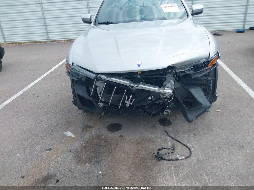 2017 MASERATI LEVANTE auction photo 6