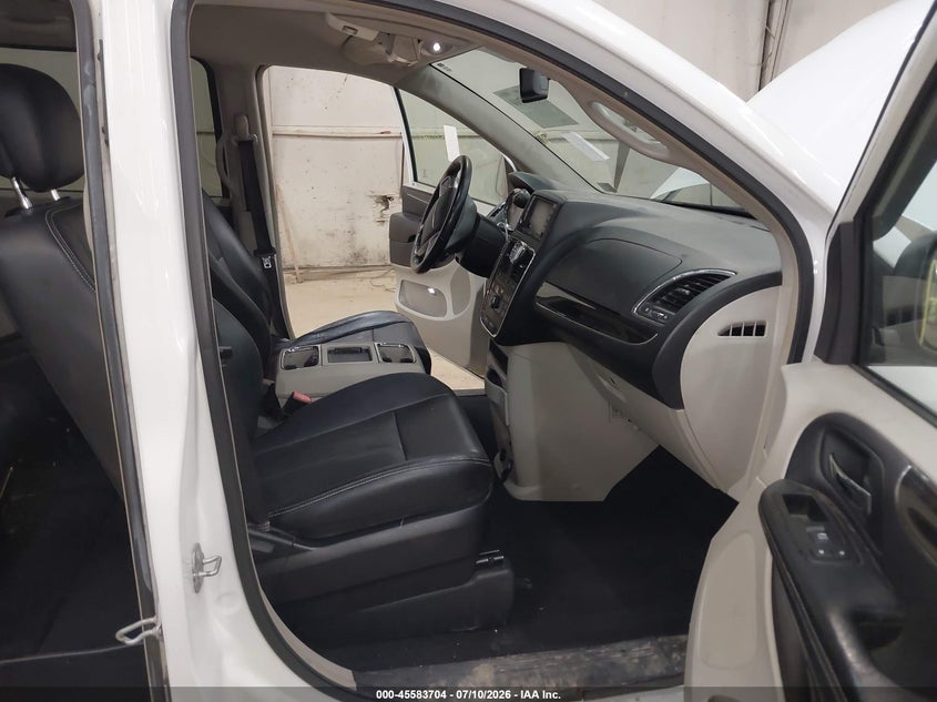 2014 CHRYSLER TOWN & COUNTRY auction photo 5