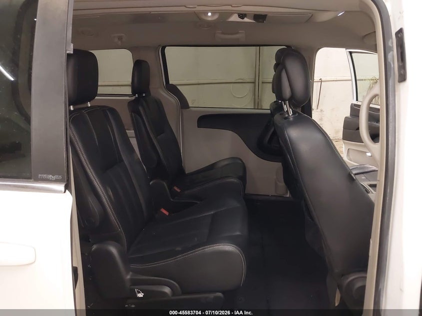 2014 CHRYSLER TOWN & COUNTRY auction photo 8