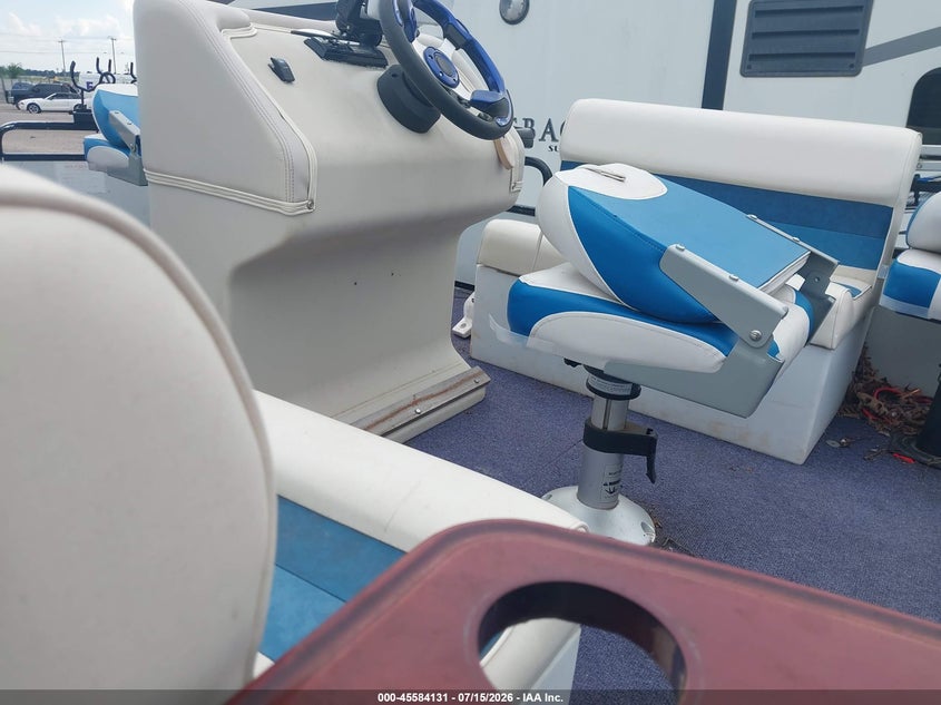1995 SUNTRACKER PONTOON auction photo 5