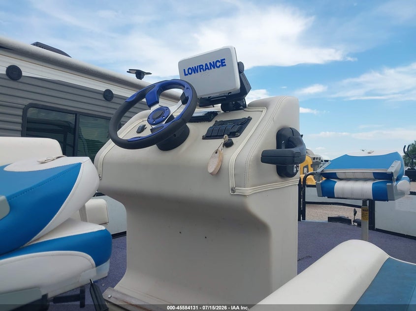 1995 SUNTRACKER PONTOON auction photo 7