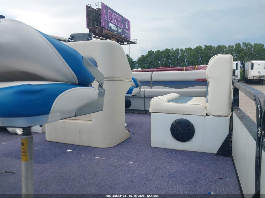 1995 SUNTRACKER PONTOON auction photo 8