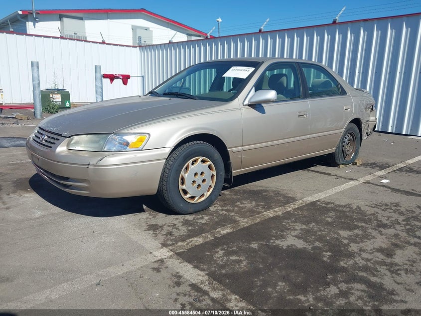 1999 Toyota Camry Le, Left Rear, IAAI, VIN JT2BG22KXX0302753 — photo 2