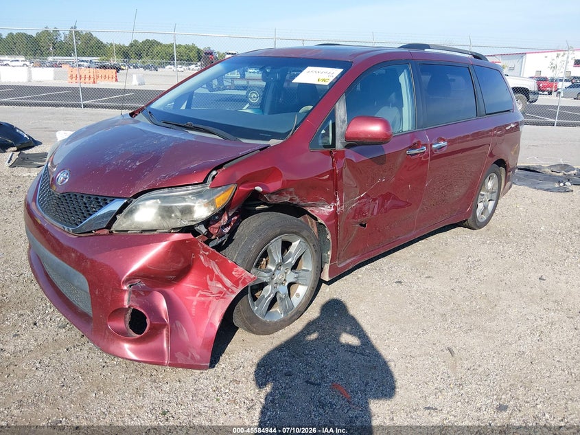 2013 Toyota Sienna, Левый бок, IAAI, VIN 5TDXK3DC8DS401104 — фото 2