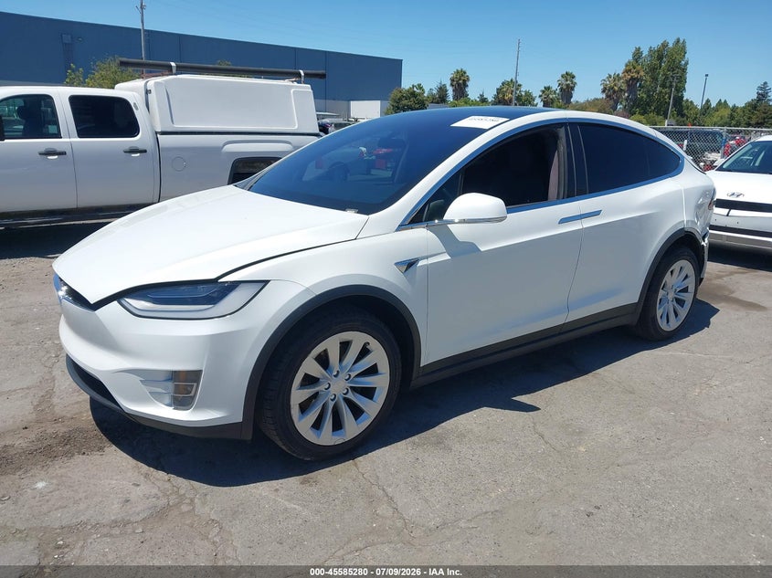 2020 Tesla Model X, Удар сзади, IAAI, VIN 5YJXCAE26LF242156 — фото 2