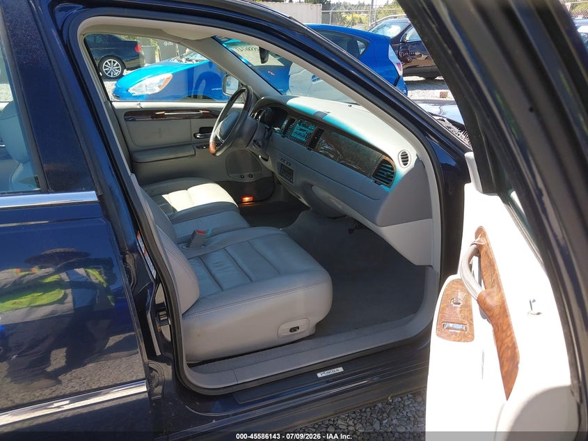 2001 Lincoln Town Car Signature VIN: 1LNHM82W01Y706214 Lot: 45586143