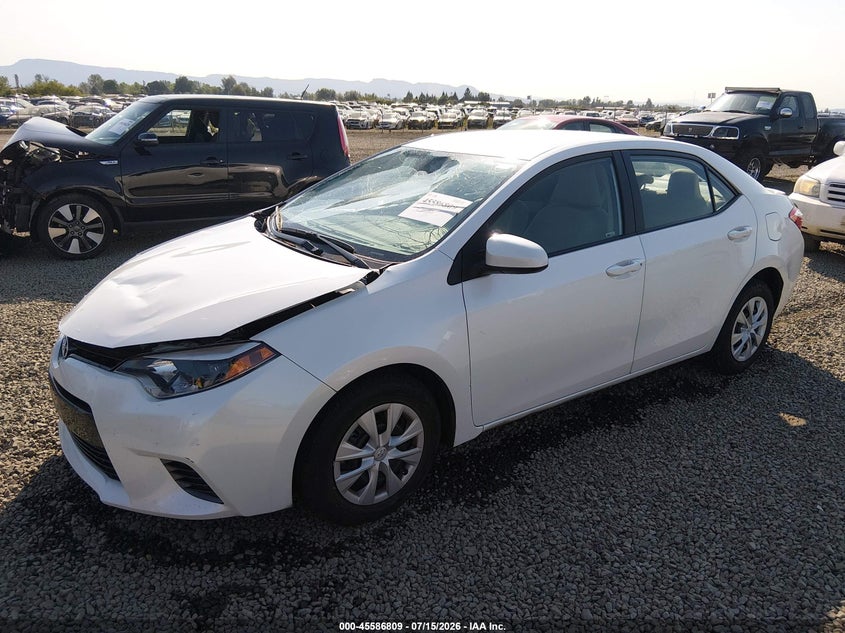 2015 Toyota Corolla, Удар спереду, IAAI, VIN 5YFBPRHE3FP208610 — фото 2