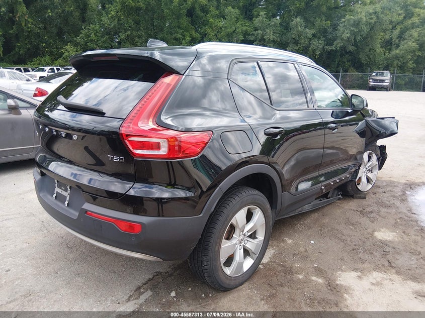 2020 VOLVO XC40 auction photo 4