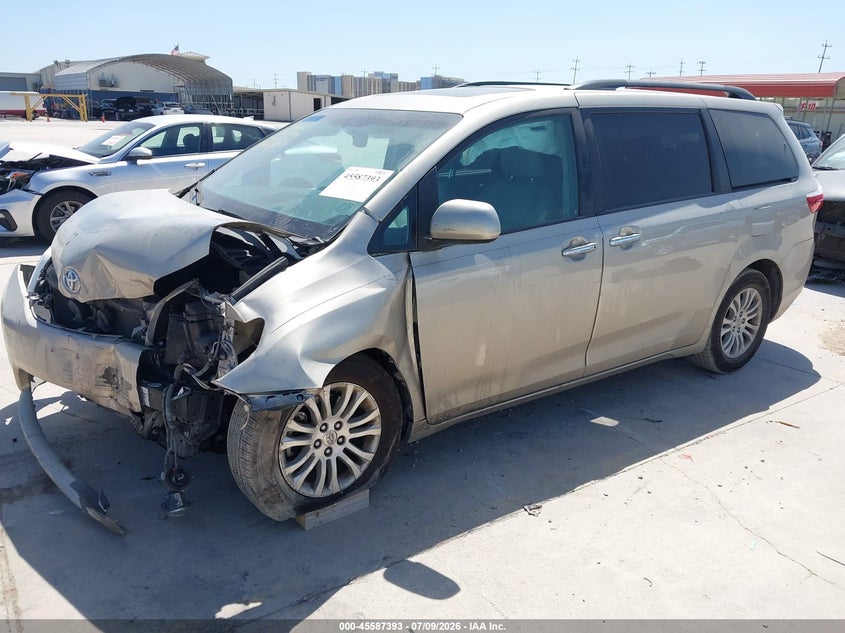 2016 Toyota Sienna, Front End, IAAI, VIN 5TDYK3DC6GS741912 — photo 2