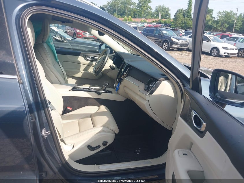 2021 VOLVO XC60 auction photo 5
