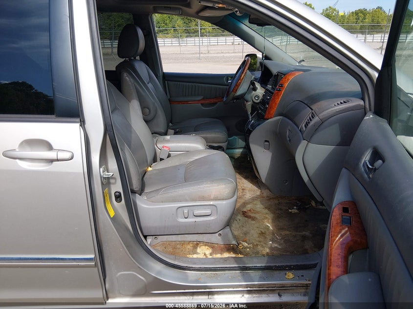 2010 TOYOTA SIENNA auction photo 5