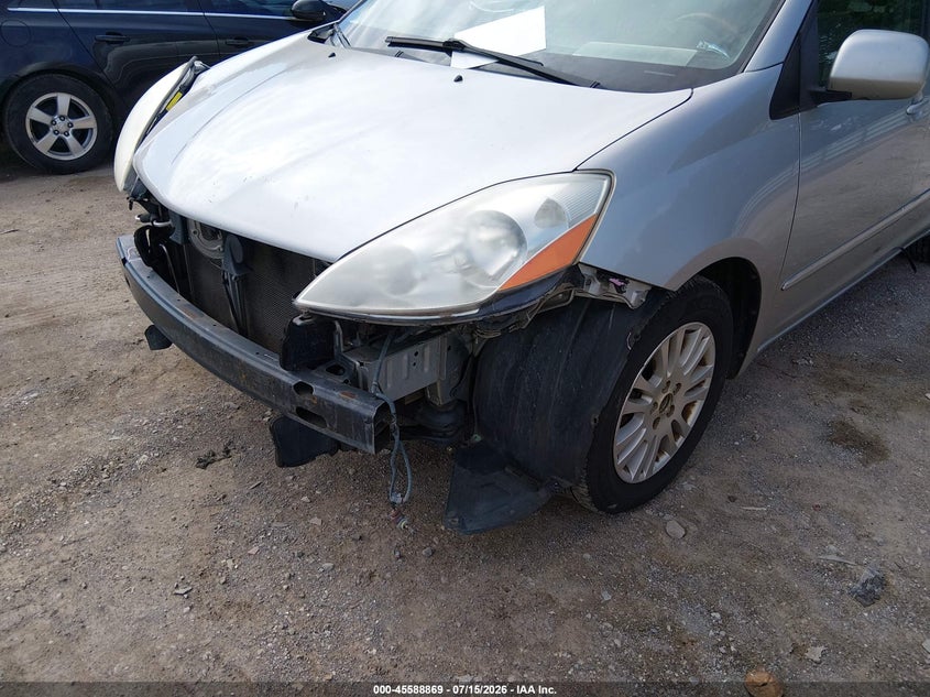 2010 TOYOTA SIENNA auction photo 6