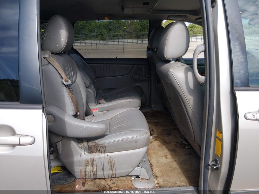 2010 TOYOTA SIENNA auction photo 8