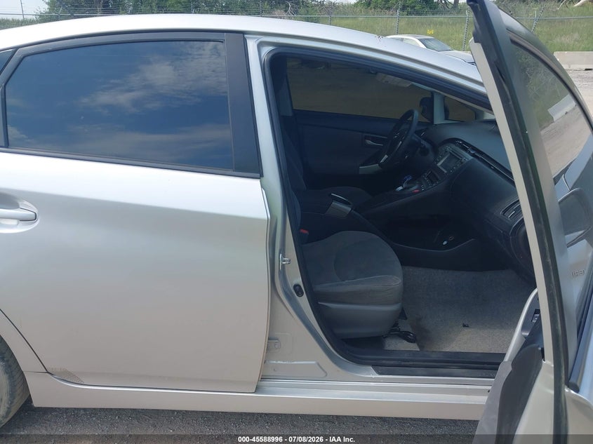 2014 TOYOTA PRIUS auction photo 5