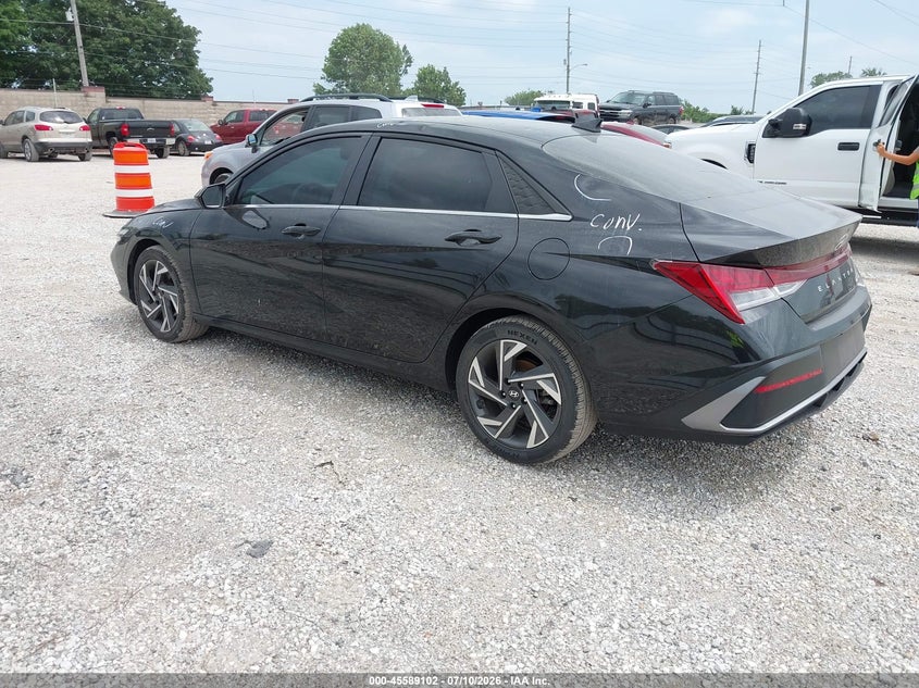2024 HYUNDAI ELANTRA auction photo 3