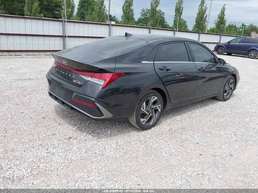 2024 HYUNDAI ELANTRA auction photo 4