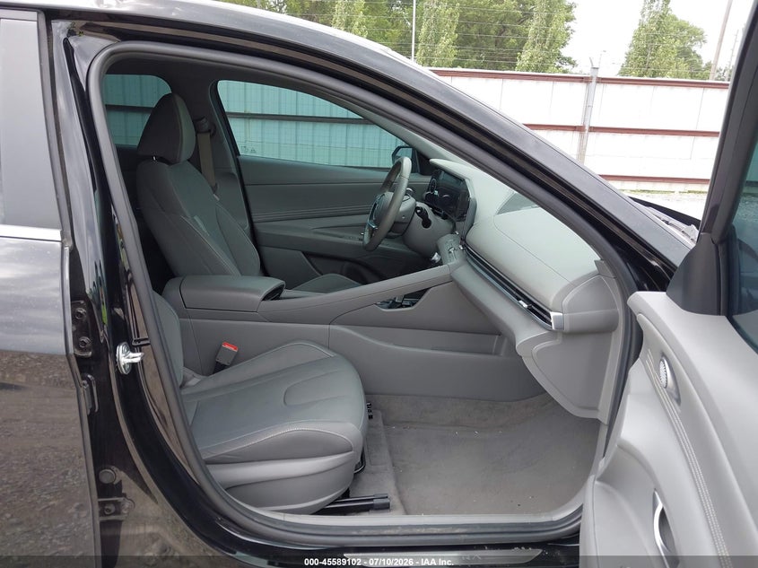 2024 HYUNDAI ELANTRA auction photo 5