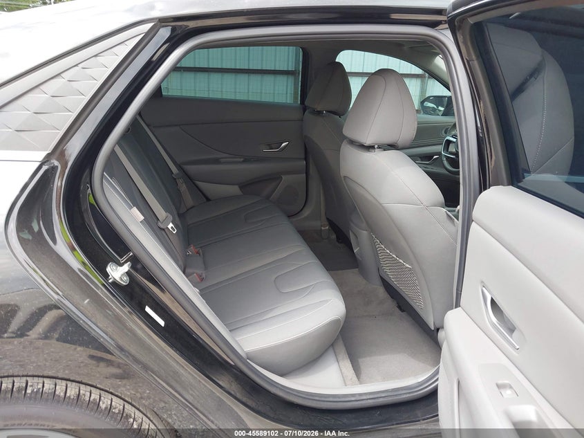 2024 HYUNDAI ELANTRA auction photo 8