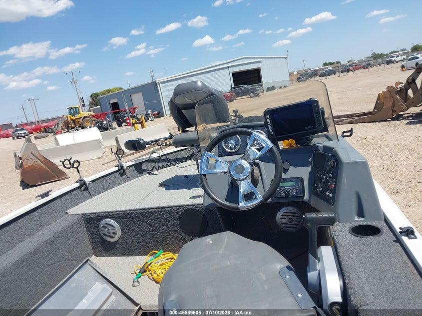 2023 LOWE BOAT 17' auction photo 5