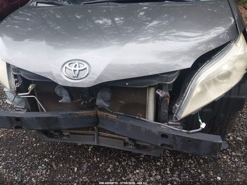 2012 TOYOTA SIENNA auction photo 6