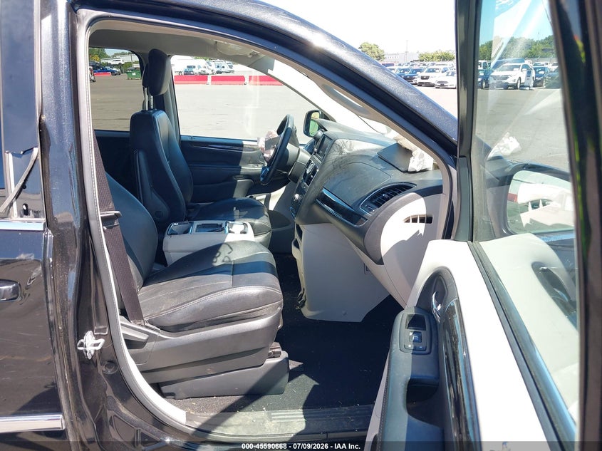 2014 CHRYSLER TOWN & COUNTRY auction photo 5