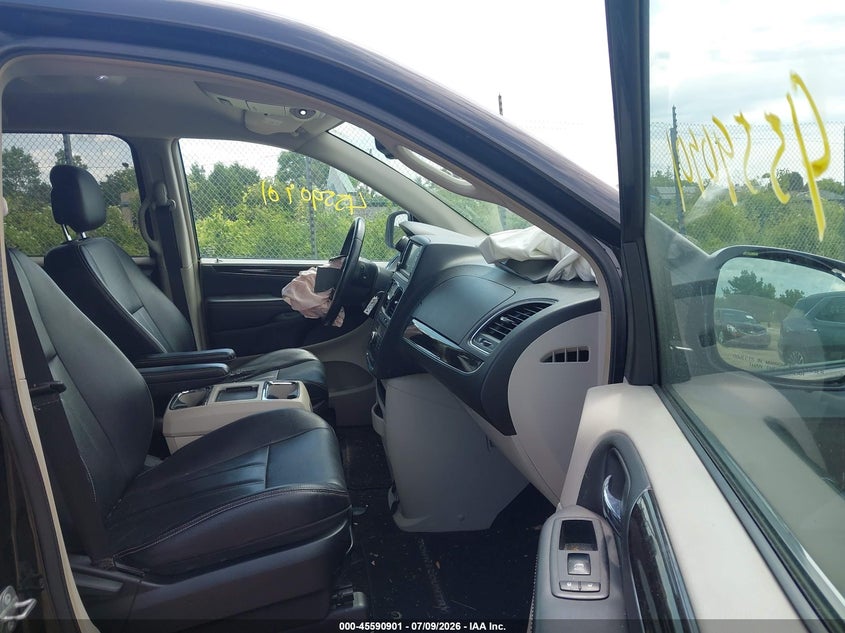 2014 CHRYSLER TOWN & COUNTRY auction photo 5