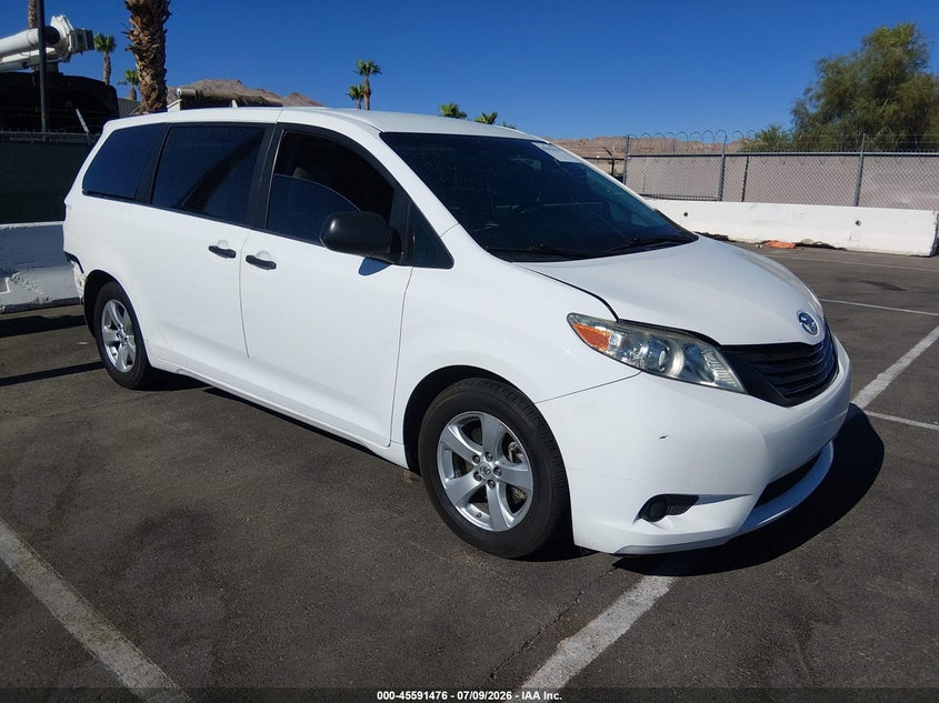 2017 TOYOTA SIENNA auction photo 1
