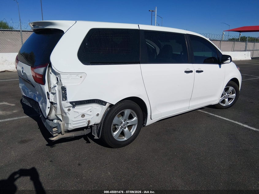 2017 TOYOTA SIENNA auction photo 4