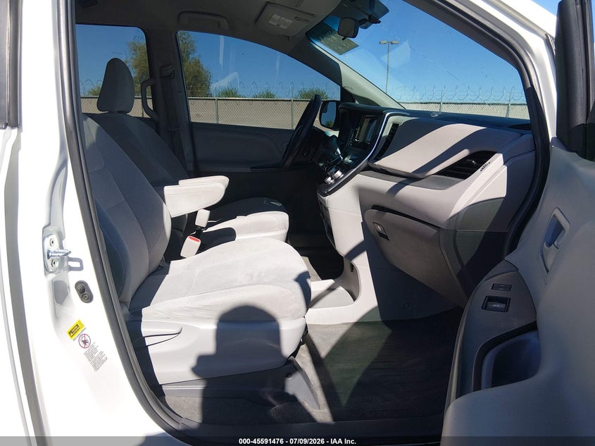 2017 TOYOTA SIENNA auction photo 5