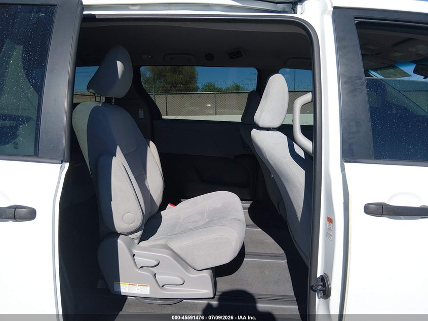 2017 TOYOTA SIENNA auction photo 8