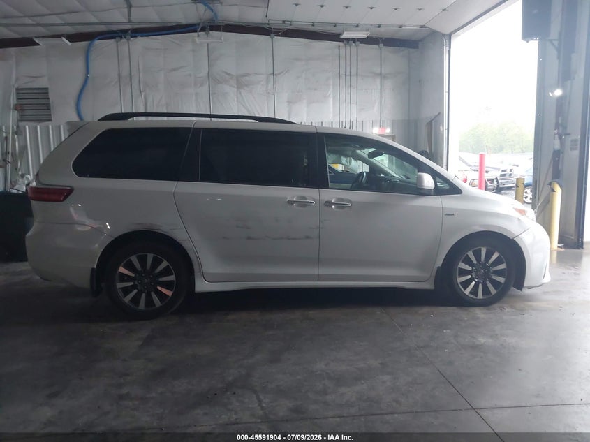 TOYOTA SIENNA - zdjęcie 13