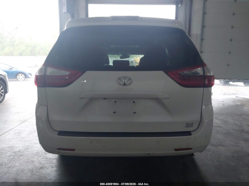 TOYOTA SIENNA - zdjęcie 16
