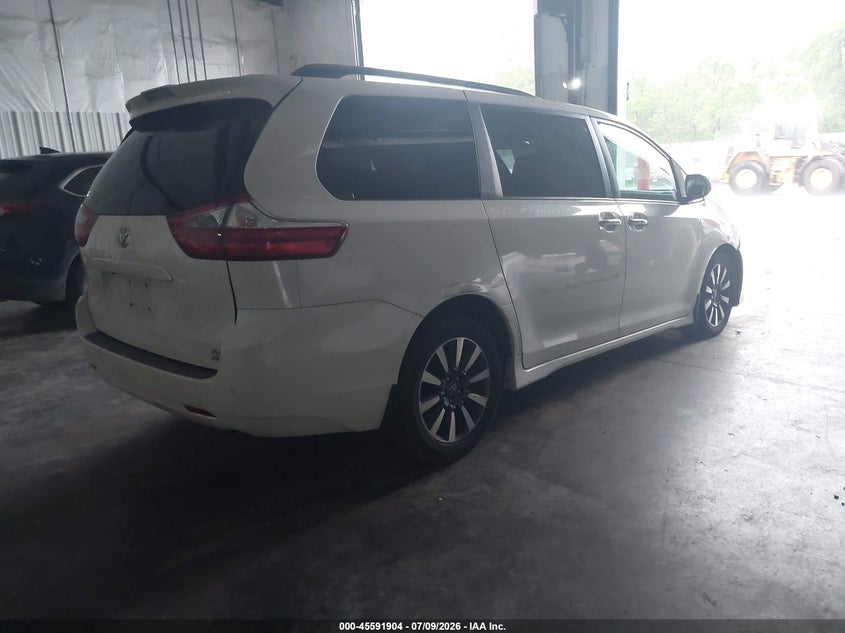 TOYOTA SIENNA - zdjęcie 4