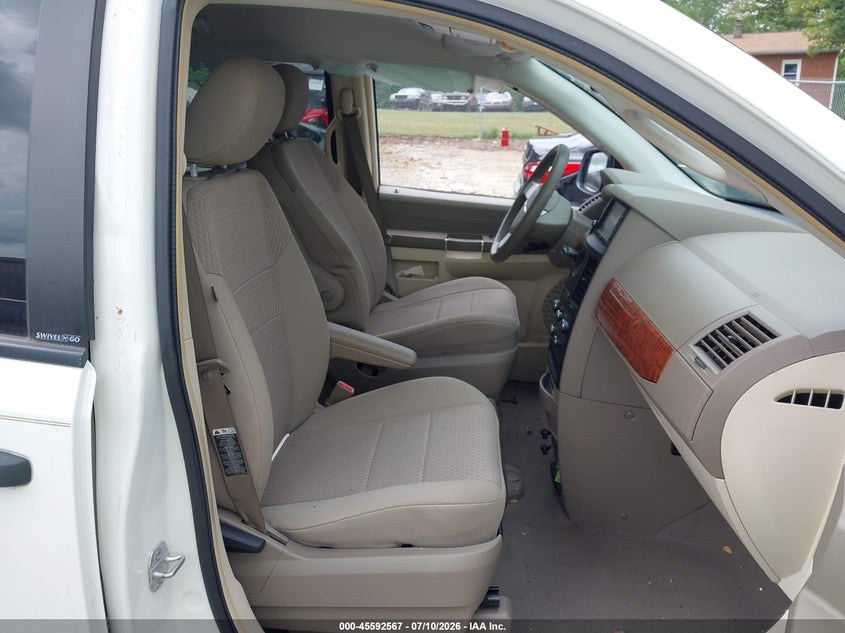 2008 CHRYSLER TOWN & COUNTRY auction photo 5