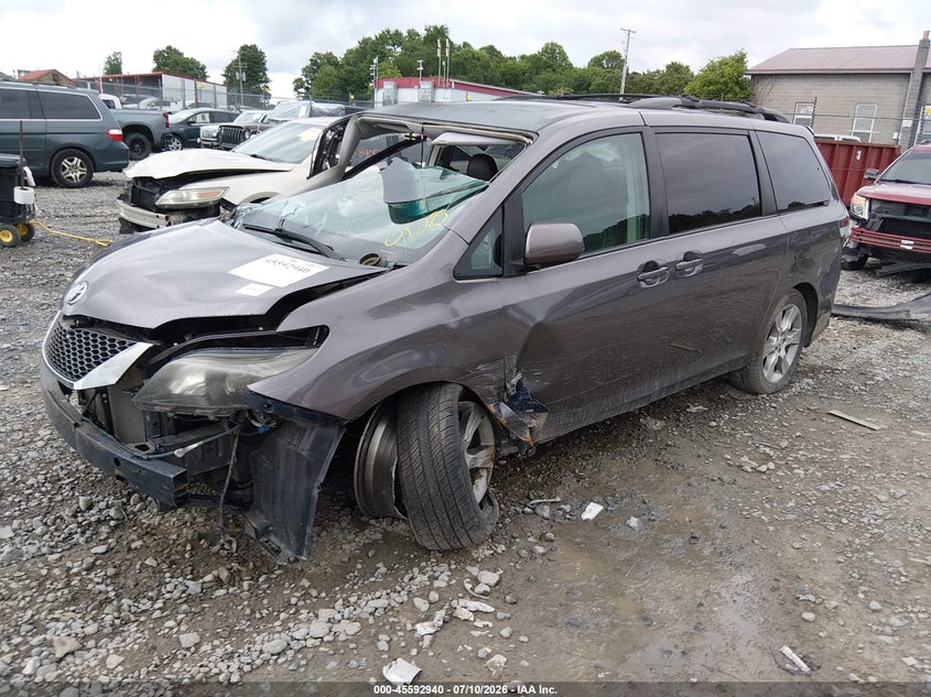 2012 Toyota Sienna, Left & Right Side, IAAI, VIN 5TDXK3DC8CS260128 — photo 2