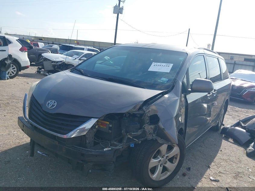 2013 Toyota Sienna, Front End, IAAI, VIN 5TDKK3DCXDS404502 — photo 2