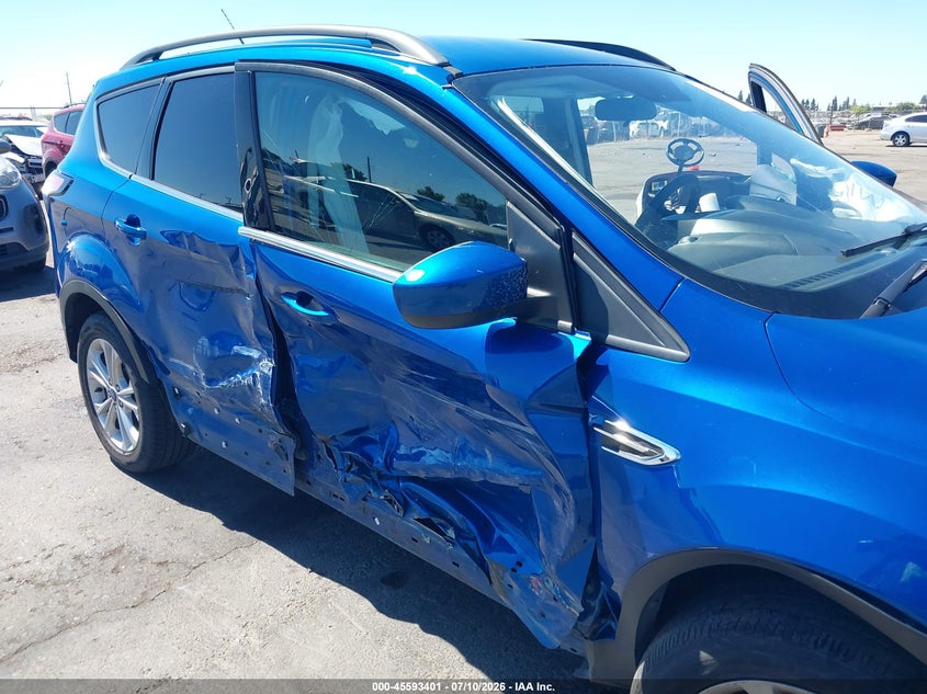 VIN 1FMCU9GD7HUC32285 2017 FORD ESCAPE SE