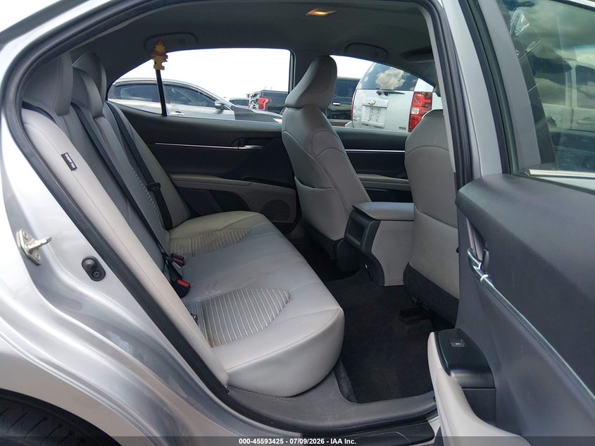 TOYOTA CAMRY - zdjęcie 8