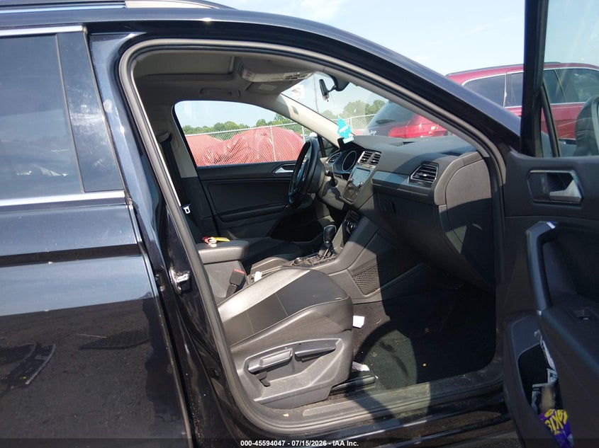 VOLKSWAGEN TIGUAN 2018 VIN 3VV2B7AX0JM050758