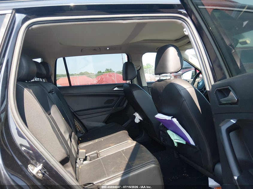 VOLKSWAGEN TIGUAN 2018 VIN 3VV2B7AX0JM050758