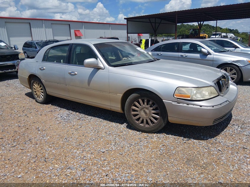 2004 LINCOLN TOWN CAR auction photo 1