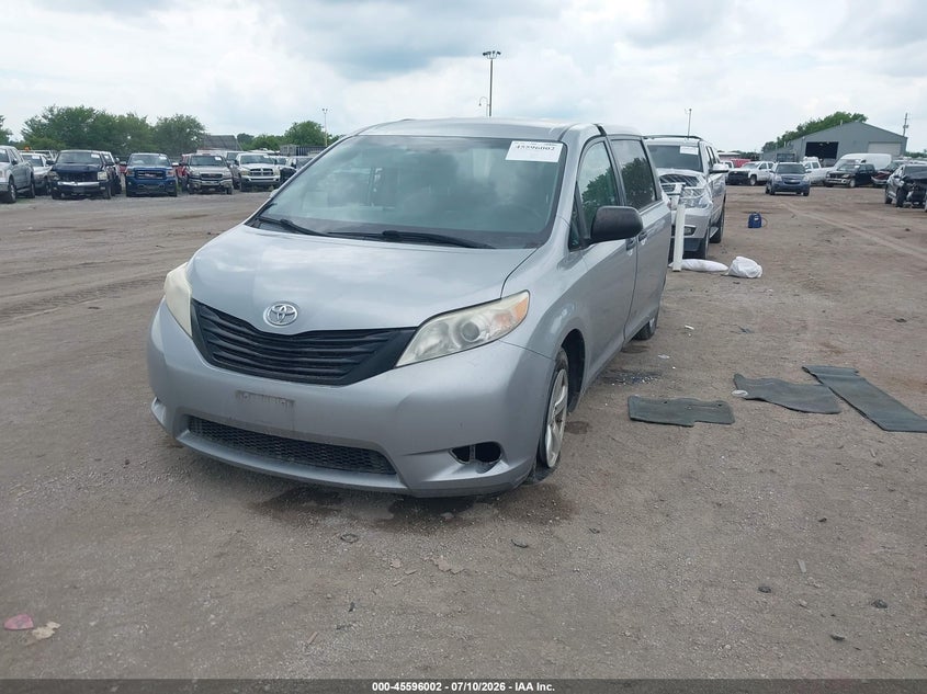 2015 Toyota Sienna, Правый бок, IAAI, VIN 5TDZK3DC8FS687550 — фото 2