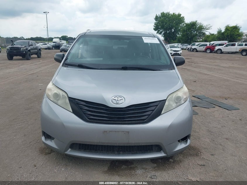 TOYOTA SIENNA - zdjęcie 11
