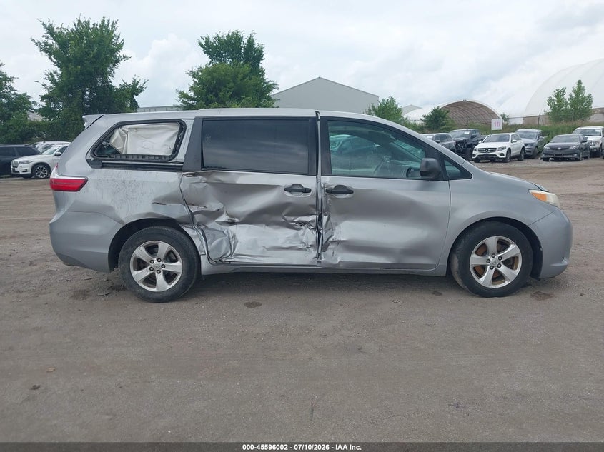 TOYOTA SIENNA - zdjęcie 12